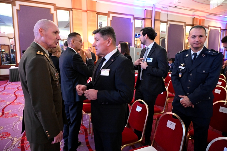 11 konferencija_obrana4-051125.jpg